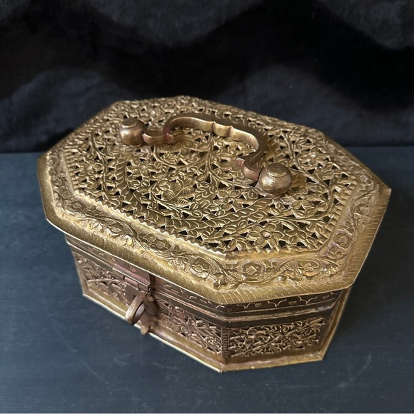 Antique Brass Mughal Jali Cricket Box - Picture 9 of 14